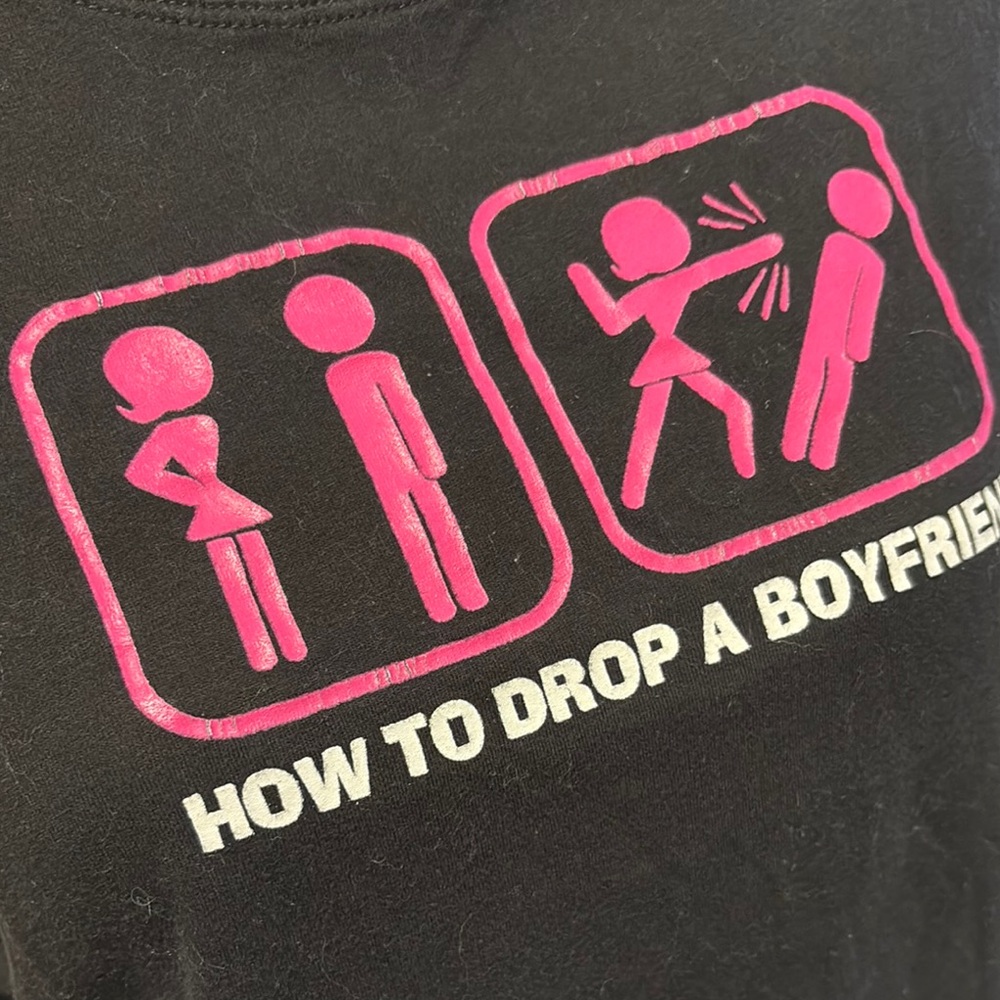 No Boundaries “How to drop a boyfriend” Pink generic people Graphic T-Shirt - Picture 2 of 6